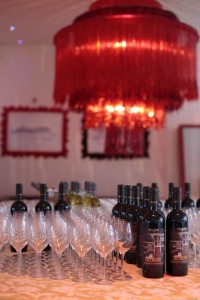 Il tavolo riservato alle bottiglie di Pratesi Vini © Carlo Alb5rt0 Photography