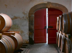 Portone rosso della cantina della Fattoria di Bacchereto