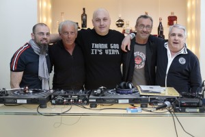 Ecco i dj! da destra: Marco Massari, Charlie Storchi, Dario Battioni, Angelo Maizzi e Barattolo Mauro Salucci (foto  Carlo Alb5rt0 Photography)